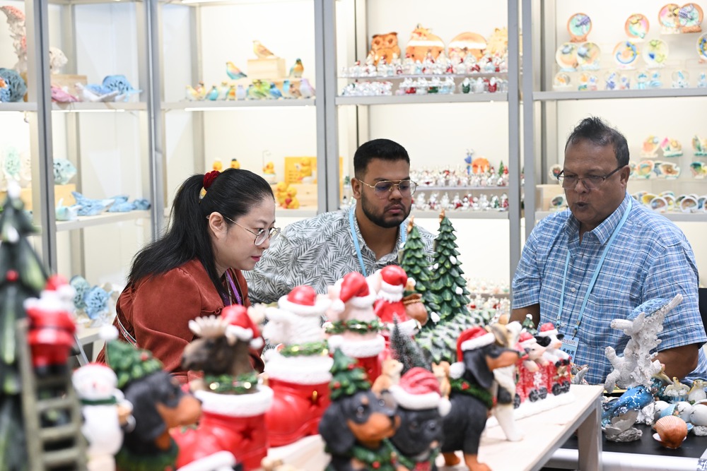 10月23日，境外采購商在禮品裝飾品展臺洽談。新華社記者 鄧華 攝