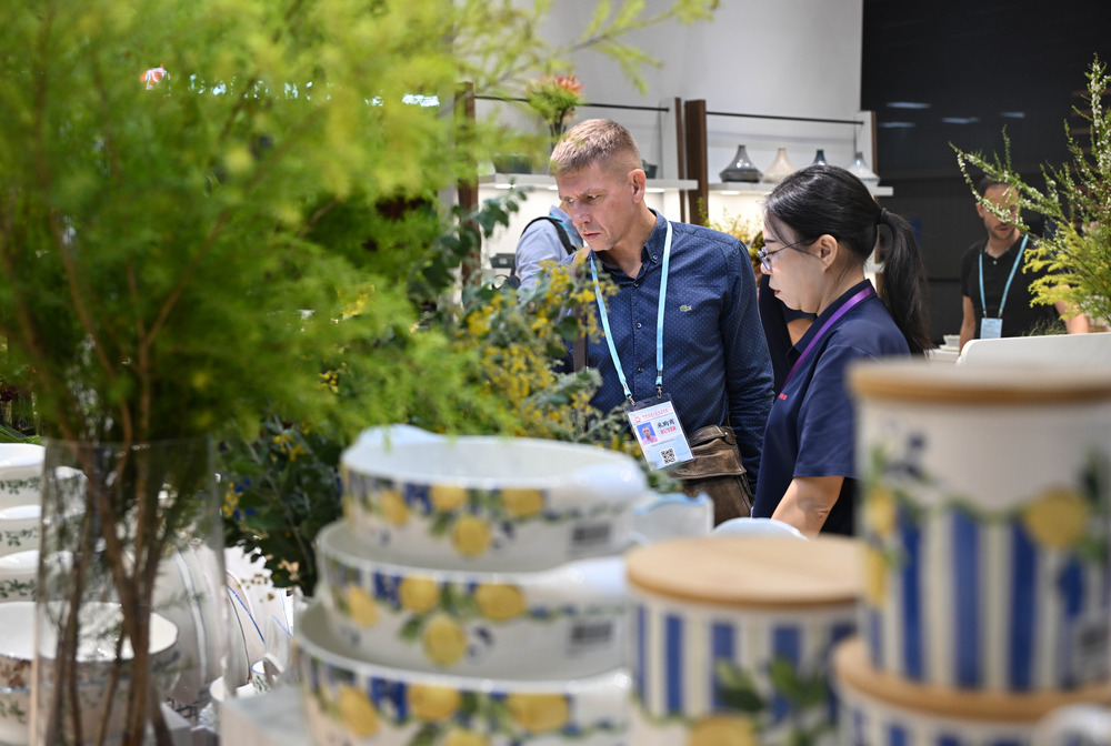 10月23日，境外采購商在日用瓷器企業展臺洽談。新華社記者 鄧華 攝