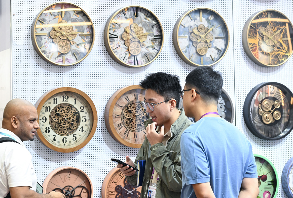 10月23日，境外采購商在鐘表展臺洽談。新華社記者 鄧華 攝