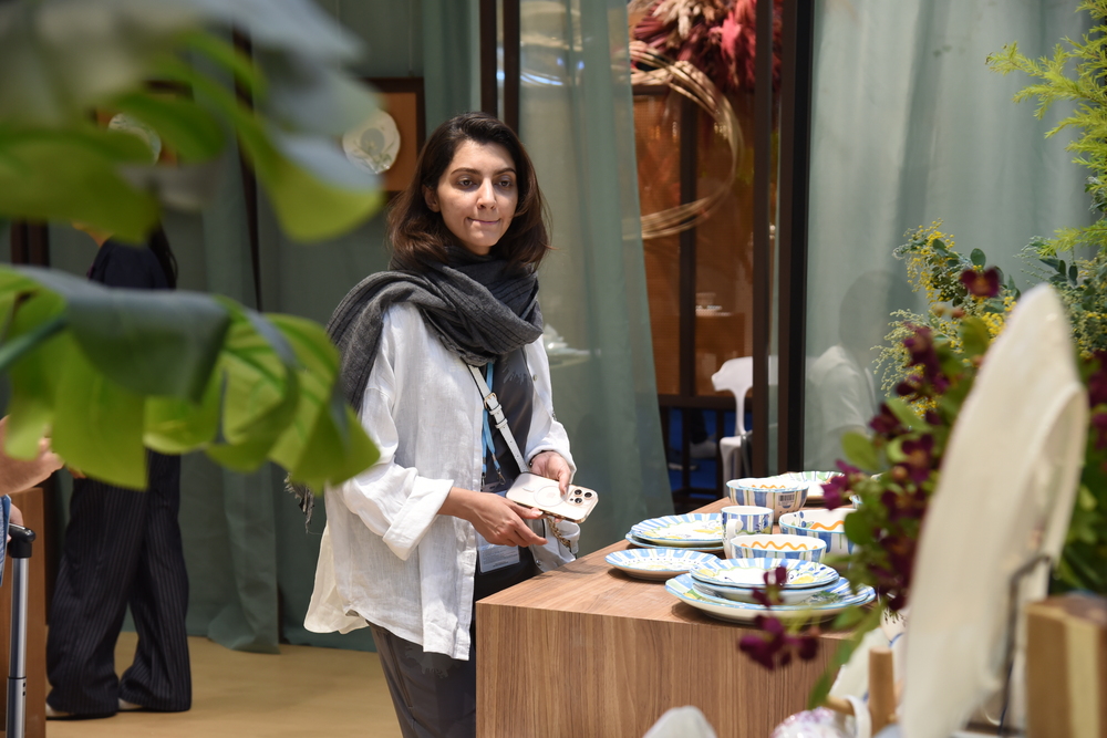 10月23日，客商在第138屆廣交會第二期上參觀瓷器產品。新華社記者 洪澤華 攝