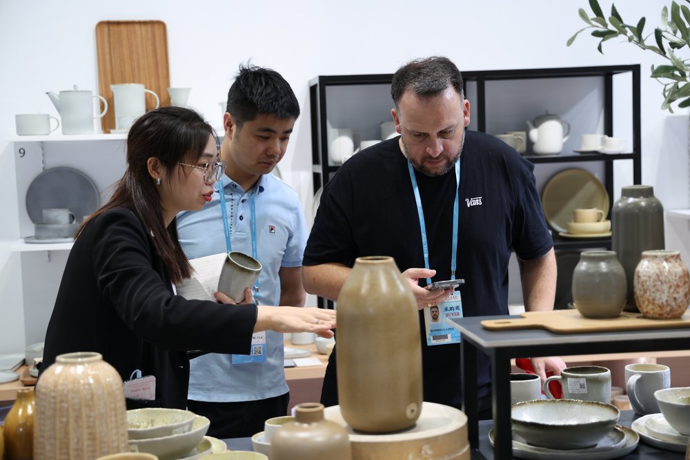 10月23日，客商在廣交會上參觀選購工藝品。新華社記者 盧漢欣 攝