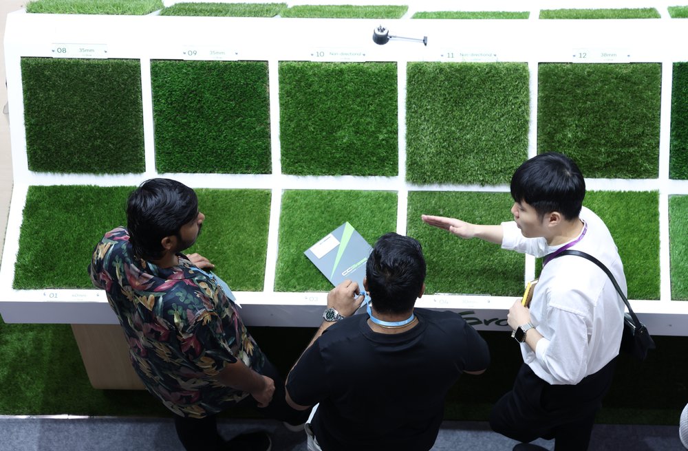 10月23日，客商在廣交會上參觀選購人工草坪。新華社記者 盧漢欣 攝