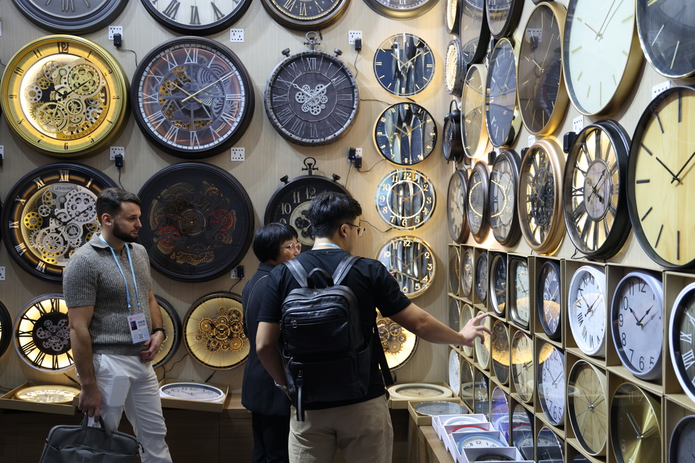 10月23日，客商在廣交會上參觀選購鐘表。新華社記者 盧漢欣 攝