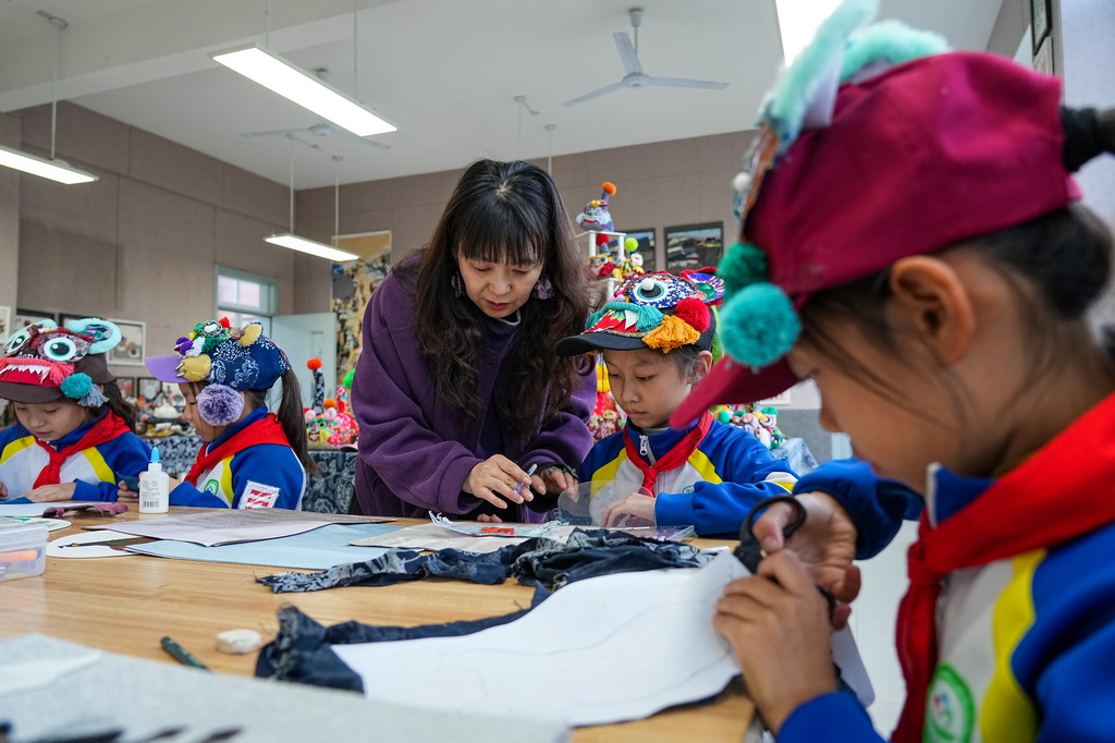 10月22日，淄博市博山區四十畝地小學教師韓曉英在輔導學生創作布貼畫。