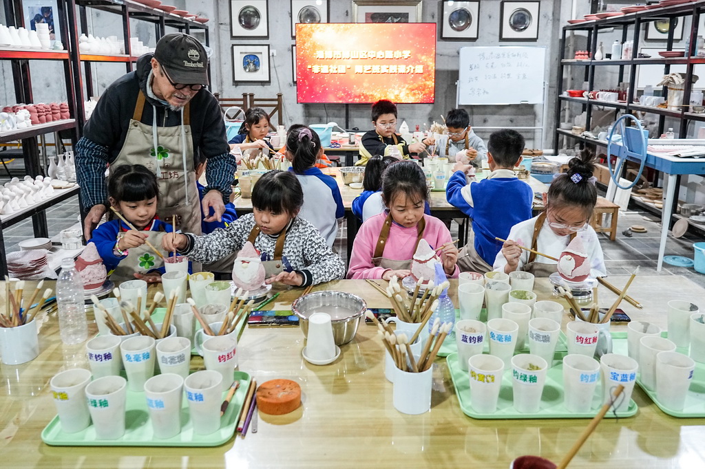 10月22日，淄博市博山區中心路小學學生在學習陶瓷制作技藝。