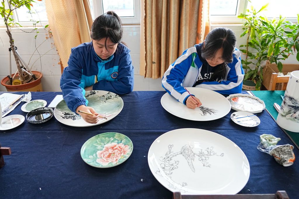 10月22日，淄博市博山第六中學學生在創作陶瓷彩繪。