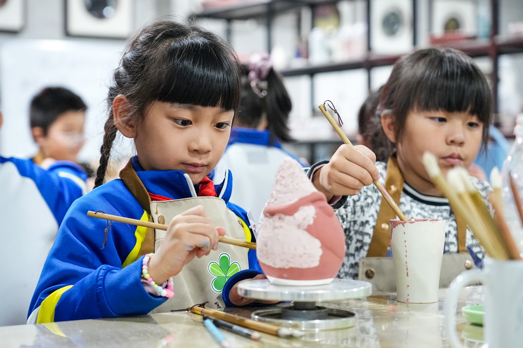 10月22日，淄博市博山區中心路小學學生在學習陶瓷制作技藝。