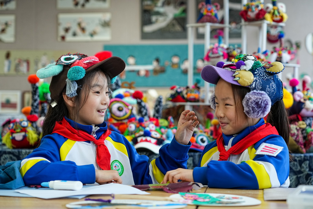 10月22日，淄博市博山區四十畝地小學學生頭戴自己創作的布貼畫頭飾。