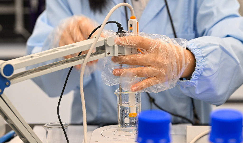 ?？诤ｊP工作人員在?？诤ｊP技術中心實驗室工作（10月22日攝）。