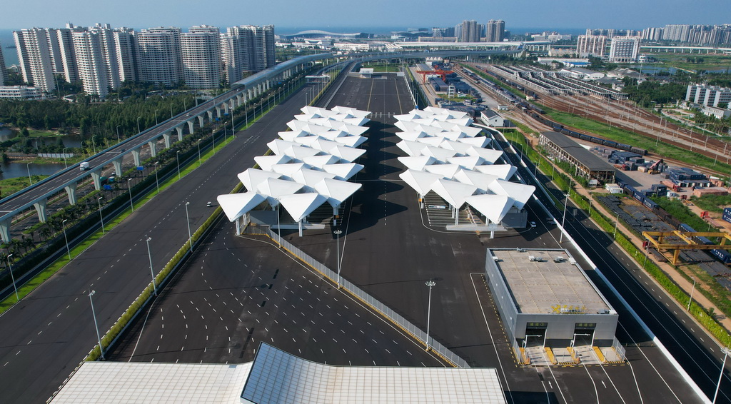 這是9月23日拍攝的?？谛潞８酆湍细邸岸€口岸”（貨運）集中查驗場海關查驗區（無人機照片）。