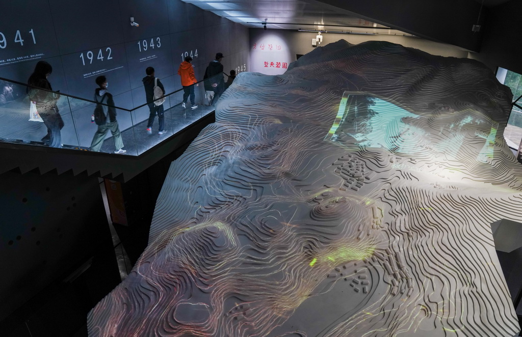 10月25日，人們在中國紅十字會救護總隊貴陽圖云關抗戰紀念館內參觀。