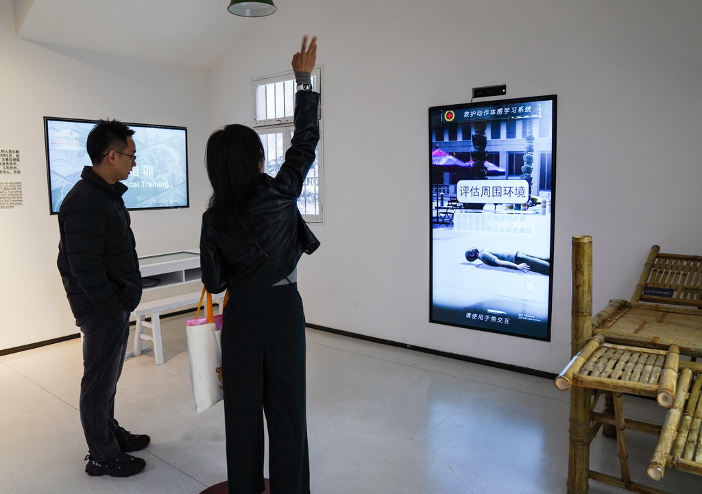 10月25日，參觀者在中國紅十字會救護總隊貴陽圖云關抗戰紀念館內體驗救護動作體感學習系統。