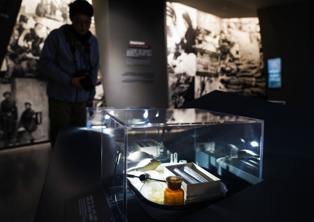 10月25日，參觀者在中國紅十字會救護總隊貴陽圖云關抗戰紀念館內觀看展品。