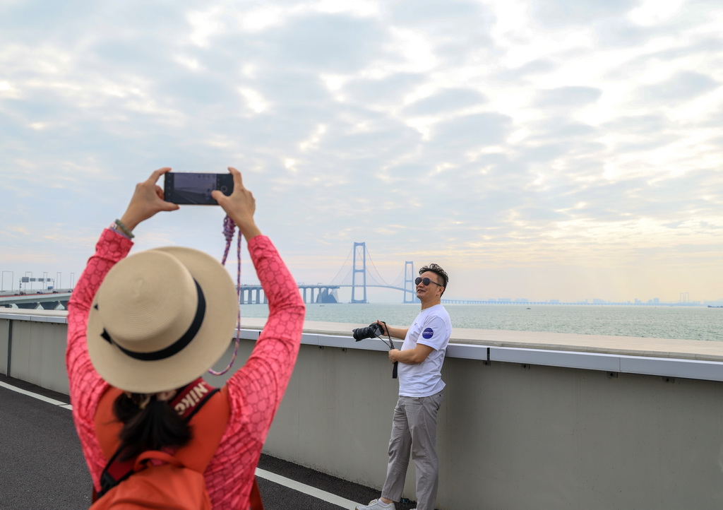 10月25日，游客在深中通道西人工島上留影。