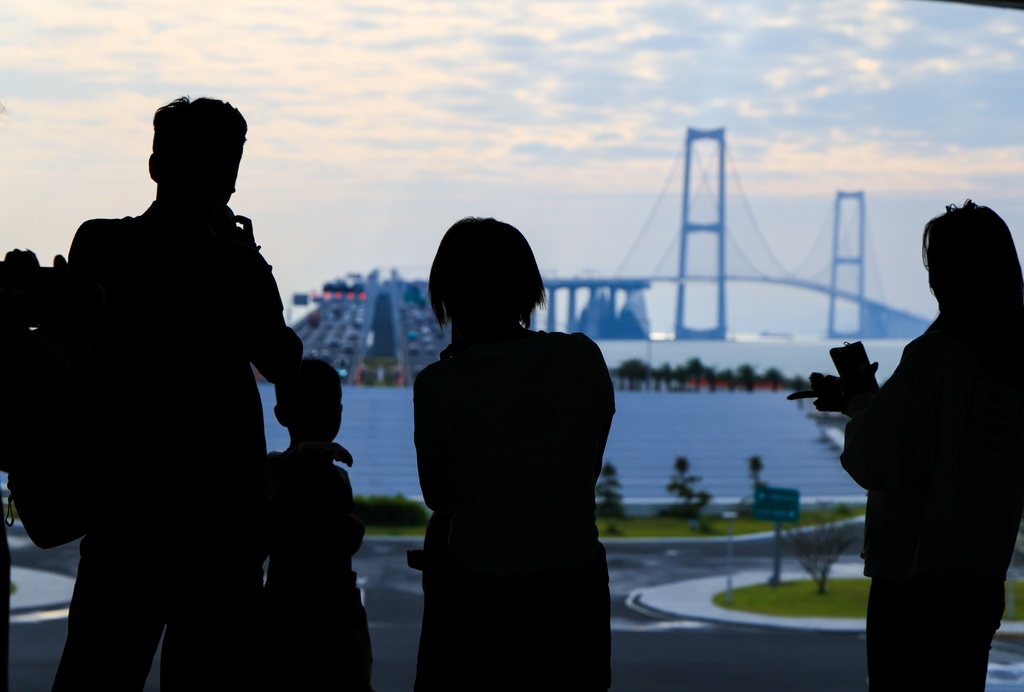 10月25日，游客在深中通道西人工島中庭的觀景平臺拍攝深中大橋。