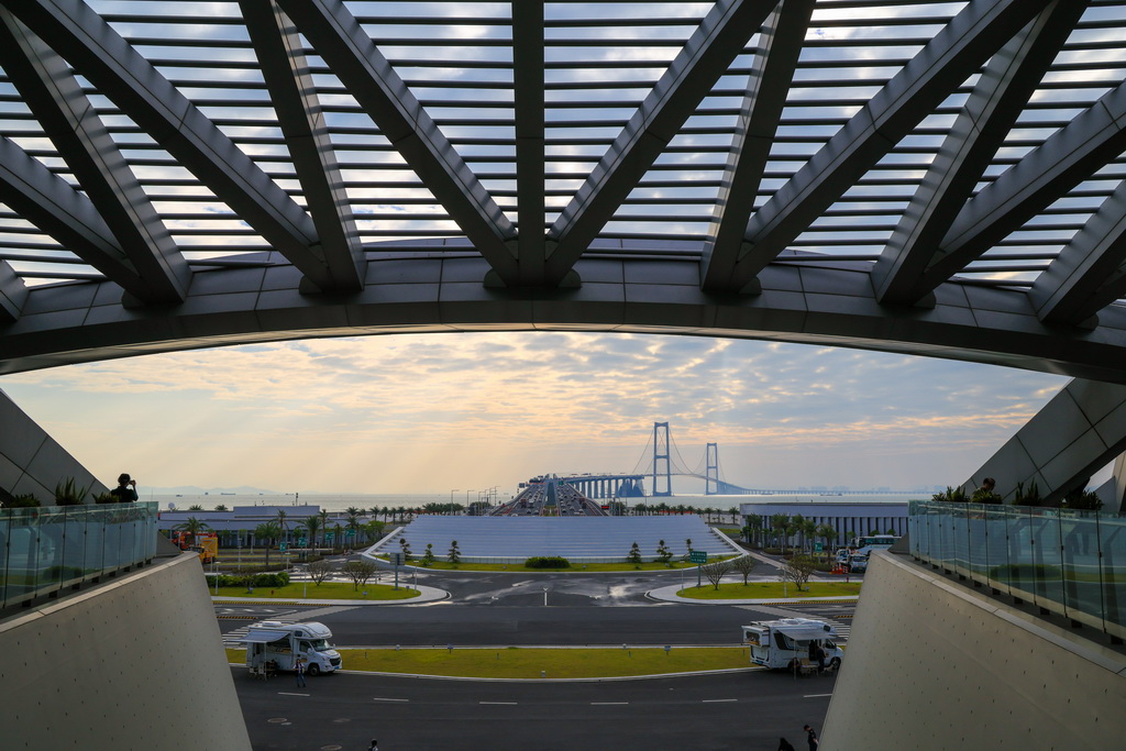 10月25日，在深中通道西人工島中庭的觀景平臺拍攝的深中大橋和西人工島景觀。