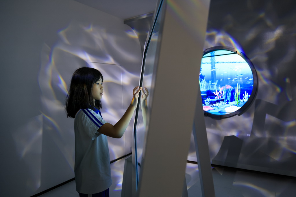 10月25日，小游客在深中通道西人工島上的粵港澳大灣區跨海通道科普基地內體驗互動游戲。