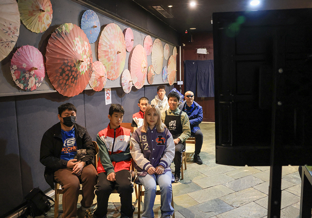 10月26日，在木馬童話黑暗餐廳，視力障礙人士和志愿者一起觀看無障礙電影。