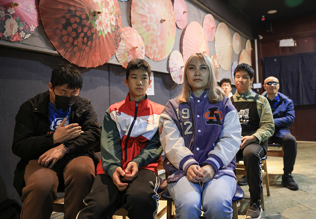 10月26日，在木馬童話黑暗餐廳，視力障礙人士和志愿者一起觀看無障礙電影。