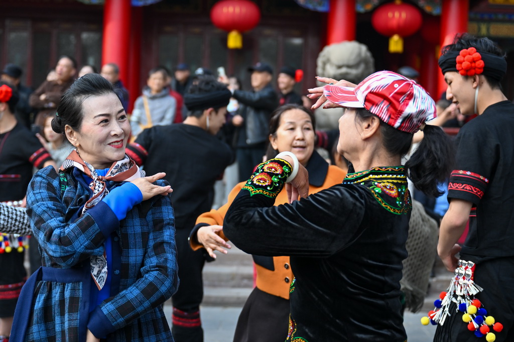 10月27日，在新疆烏魯木齊市人民公園快閃活動中，市民、游客參與互動。