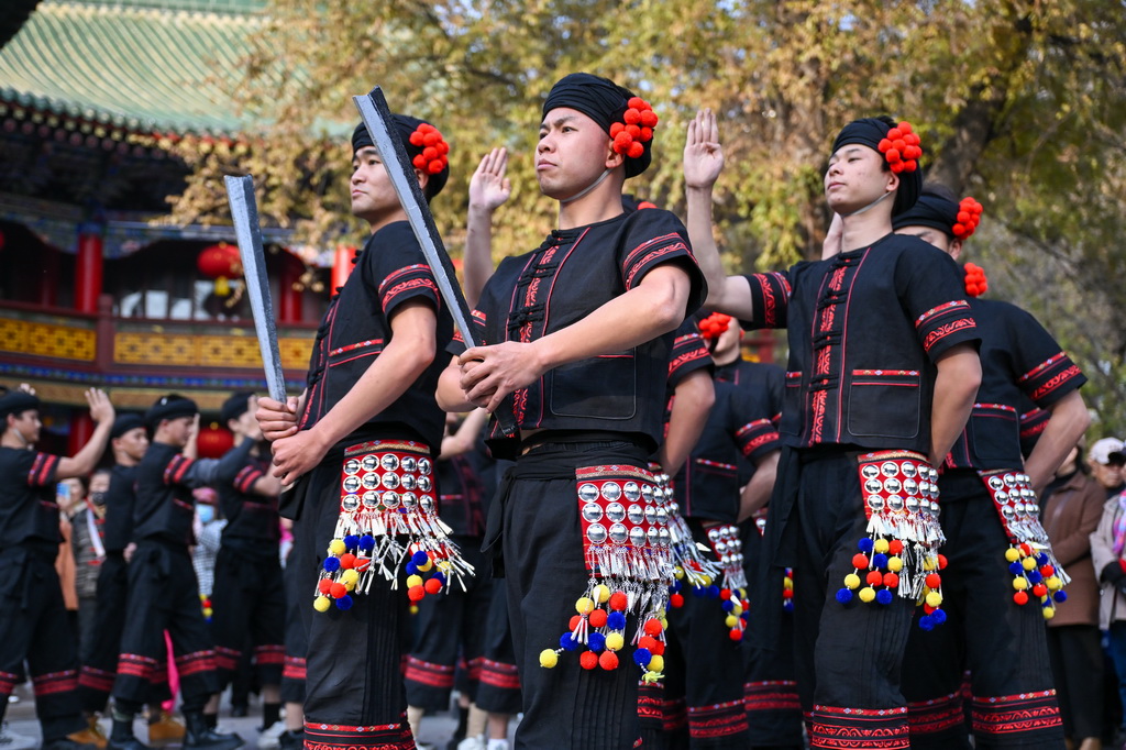 10月27日，在新疆烏魯木齊市人民公園，云南省歌舞劇院的舞蹈演員現場演繹《望山》片段。