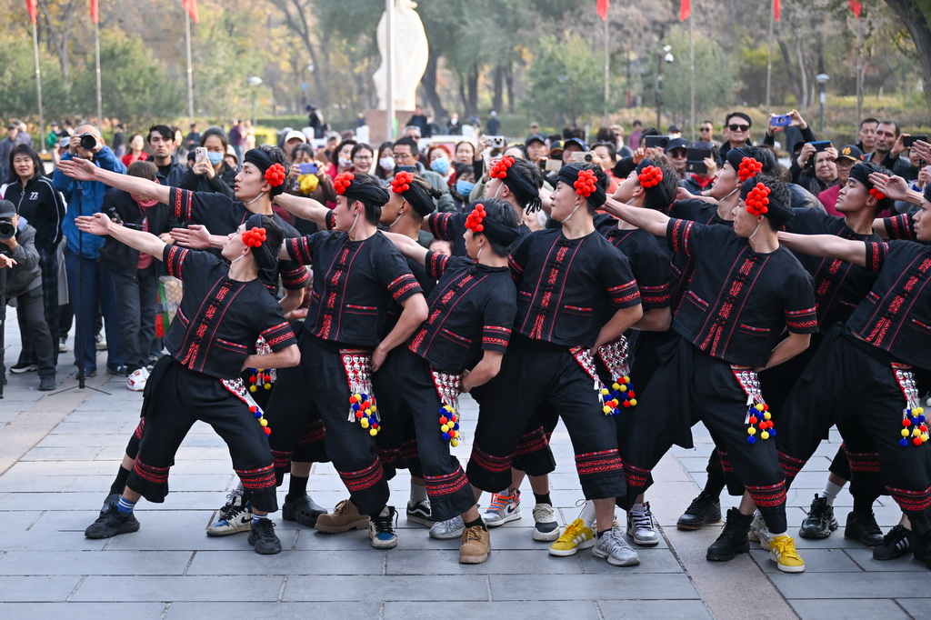 10月27日，在新疆烏魯木齊市人民公園，云南省歌舞劇院的舞蹈演員現場演繹《望山》片段。