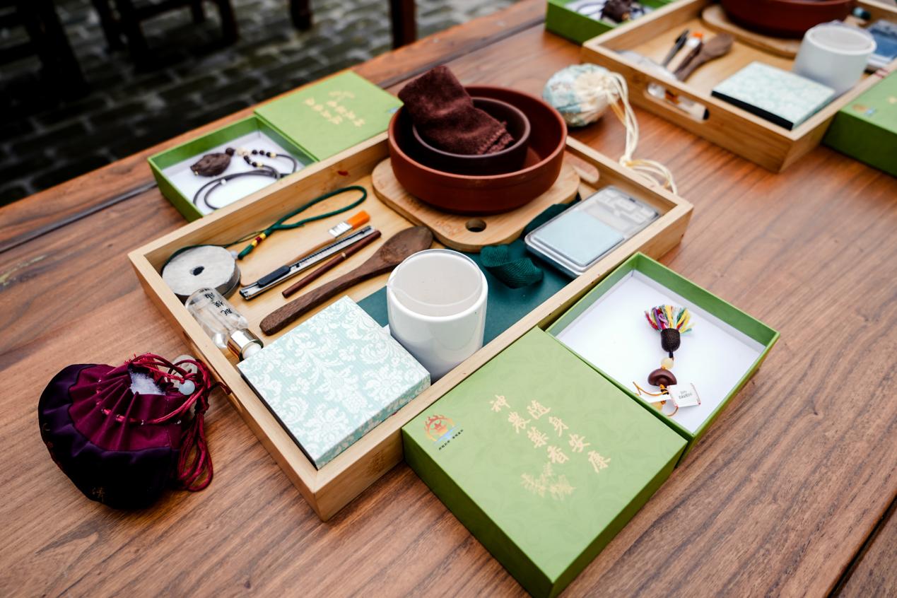 晉城市高平市神農鎮中廟村，游客可體驗傳統制香。焦搏文攝