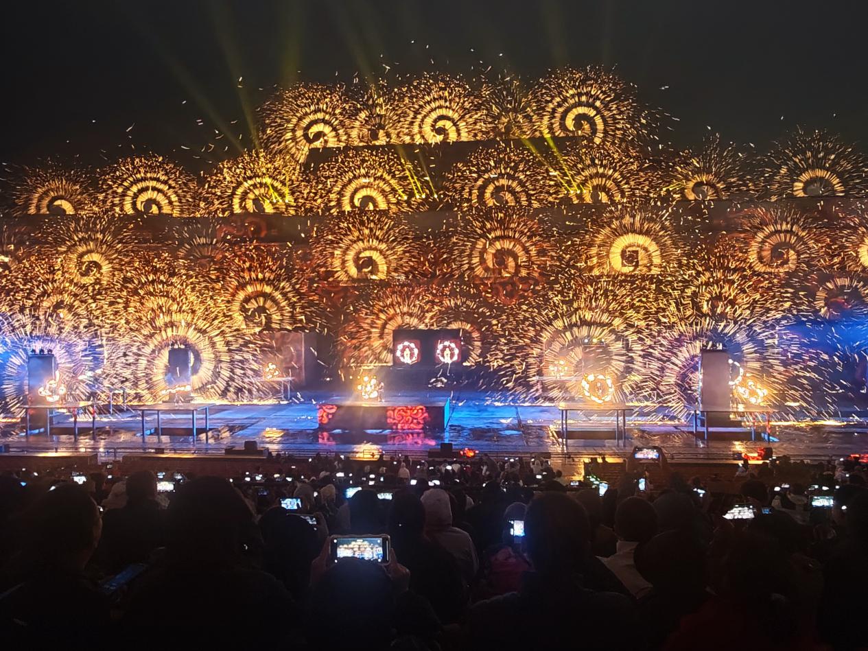 游客在司徒小鎮觀看打鐵花表演。陳斌攝