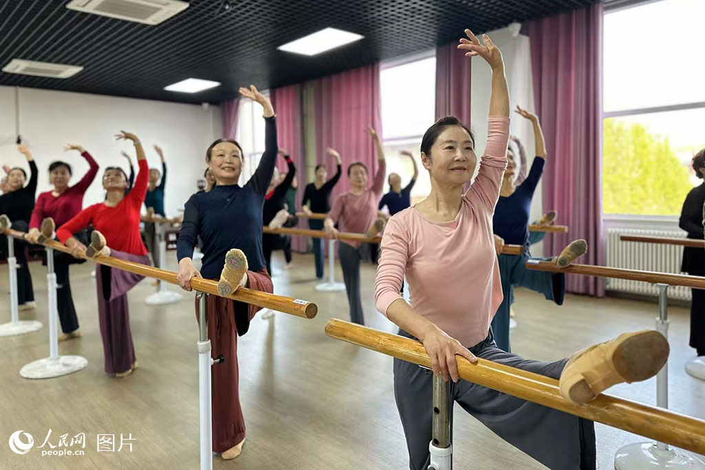 10月27日，山東省老年大學馬鞍山校區，形體課的學員伴著輕柔的音樂調整體態，臉上帶著笑意，盡顯優雅風采。人民網 喬姝攝