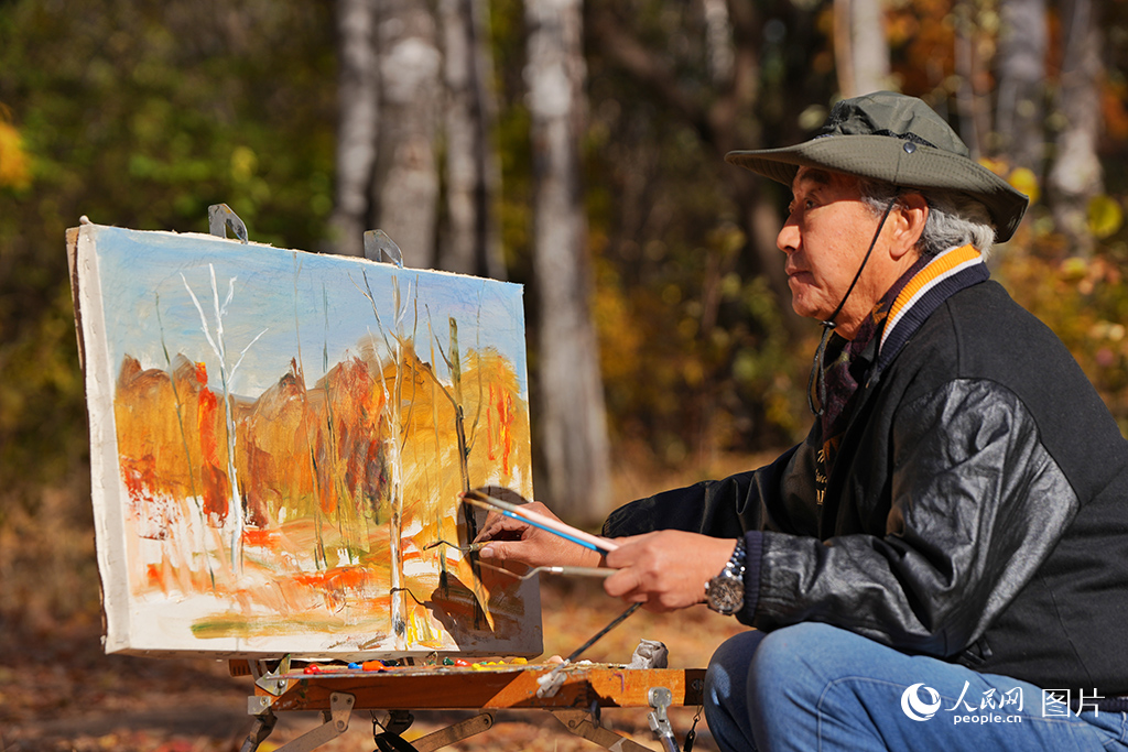 10月26日，一名長者在吉林長春南湖公園白樺林里創作油畫。人民網記者 李洋攝
