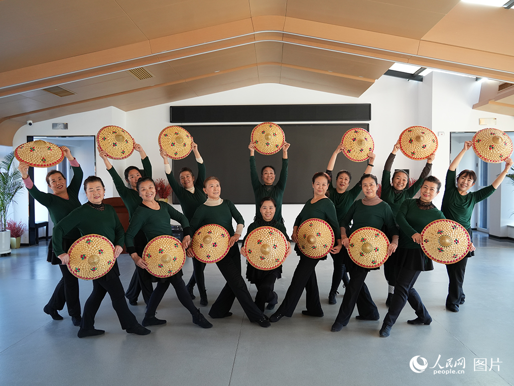 10月26日，遼寧省沈陽市長安社區，居民阿姨們在社區的活動室里排練舞蹈。人民網記者 周頌雪攝