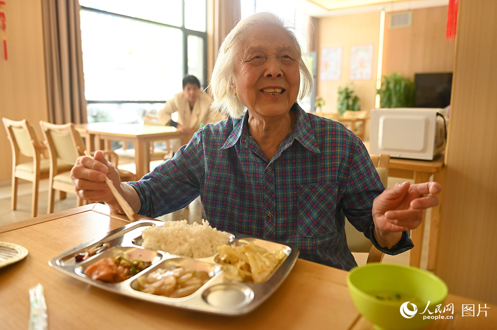 10月26日，獨居老人在湖北省荊州市城南街道梅村社區幸福食堂就餐。人民網記者 王郭驥攝