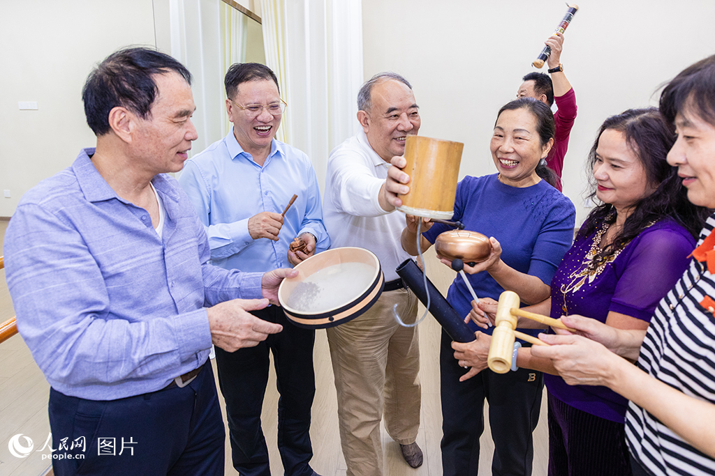 10月24日，在位于福建福州的福建開放大學（國家老年大學福建分部），參加音樂療養課程的老年學生們正在體驗各種有趣的發聲樂器。人民網記者 焦艷攝