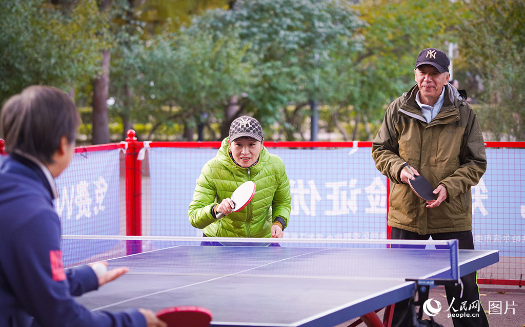 10月22日，在黑龍江省哈爾濱市兒童公園的乒乓球場內，不少老年人在這里切磋球技、鍛煉身體，樂享著幸福的晚年生活。人民網記者 蘇靖剛攝