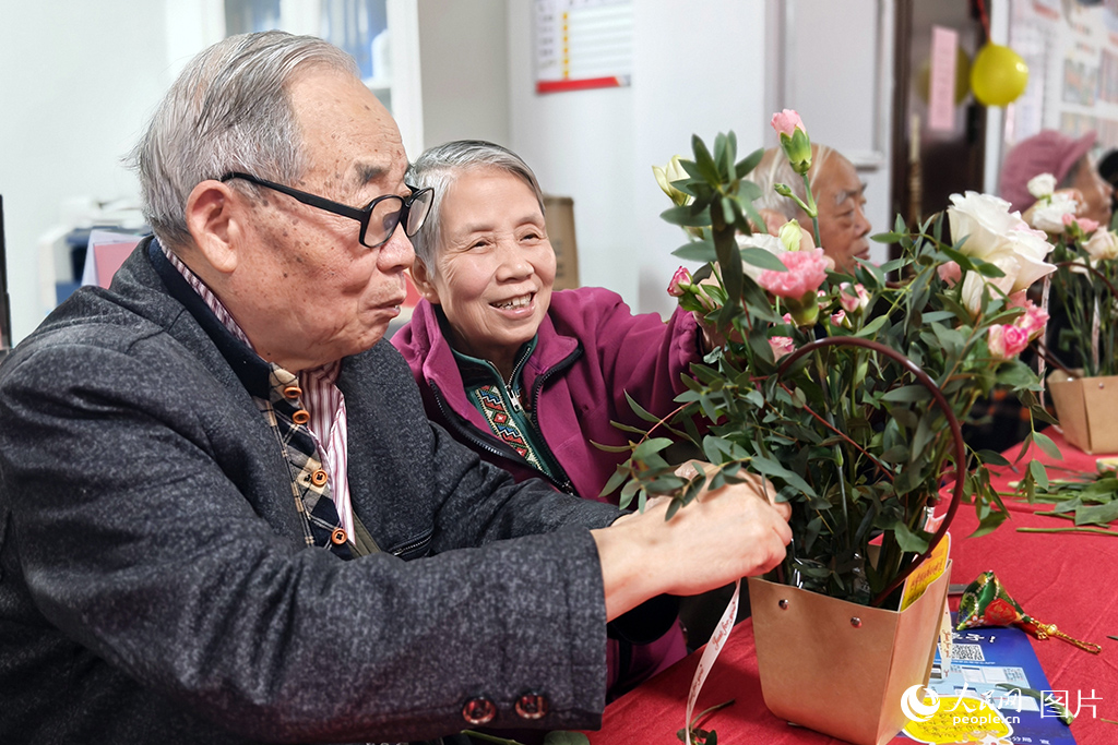 10月21日，陜西省西安市吉祥社區舉辦“情暖吉祥  愛在重陽”志愿服務活動，插花體驗環節吸引眾多群眾參與。 人民網記者 魏鑫攝