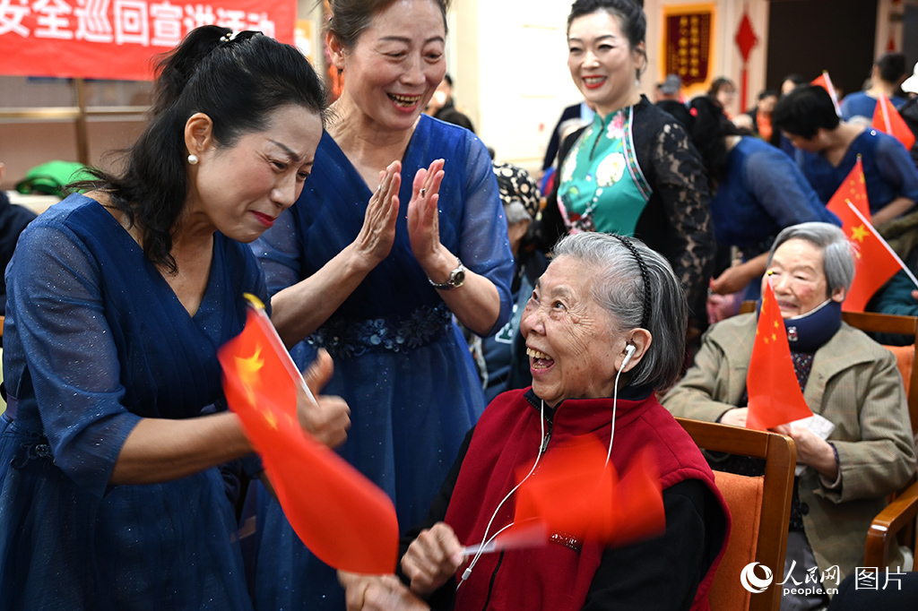 10月21日，河南省老干部活動學習中心小合唱團來到鄭州市金水區經八路街道養老服務中心慰問演出，和老人們聯歡，共迎重陽節的到來。人民網記者 王玉興攝