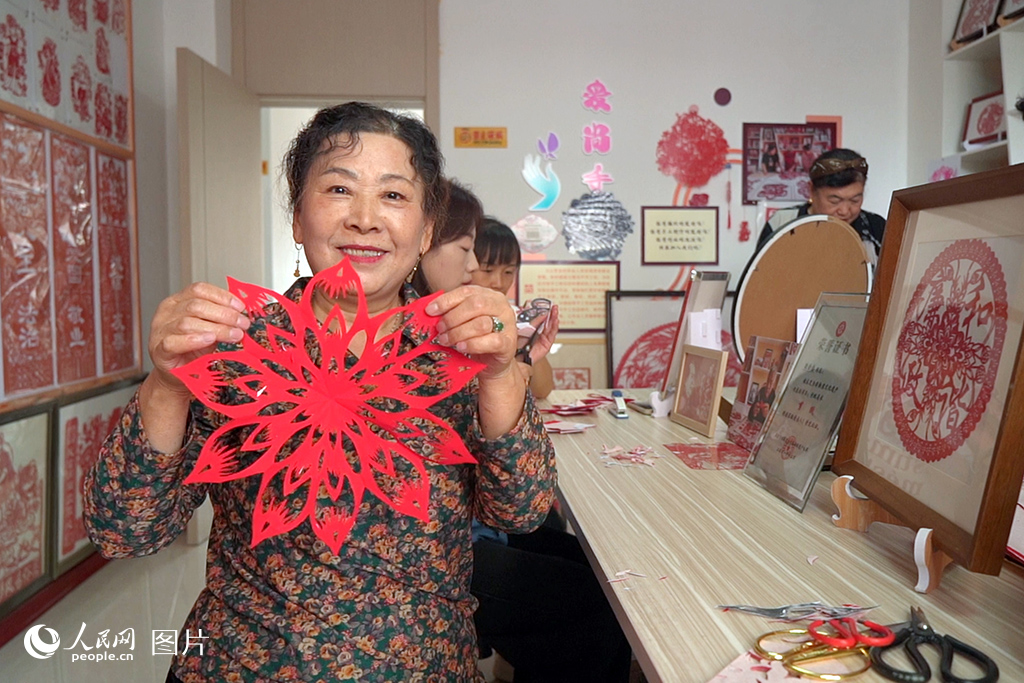 10月10日，寧夏吳忠市利通區勝利鎮上橋社區老人們正在進行重陽節主題剪紙創作。人民網記者 梁宏鑫攝