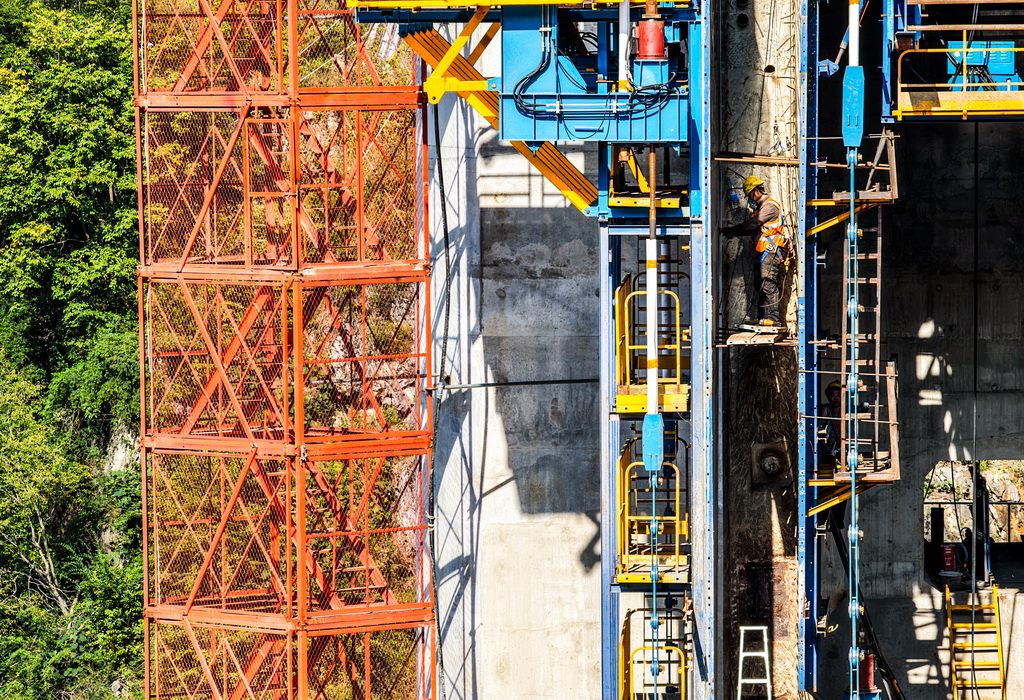 10月28日，工人在西渝高鐵嘉陵江特大橋建設現場施工作業（無人機照片）。