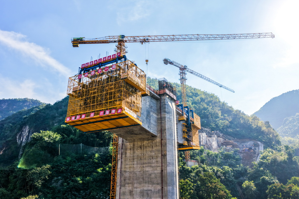 這是10月28日拍攝的西渝高鐵嘉陵江特大橋建設現場（無人機照片）。