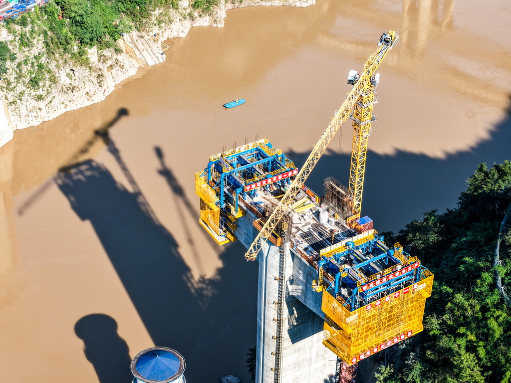 這是10月28日拍攝的西渝高鐵嘉陵江特大橋建設現場（無人機照片）。