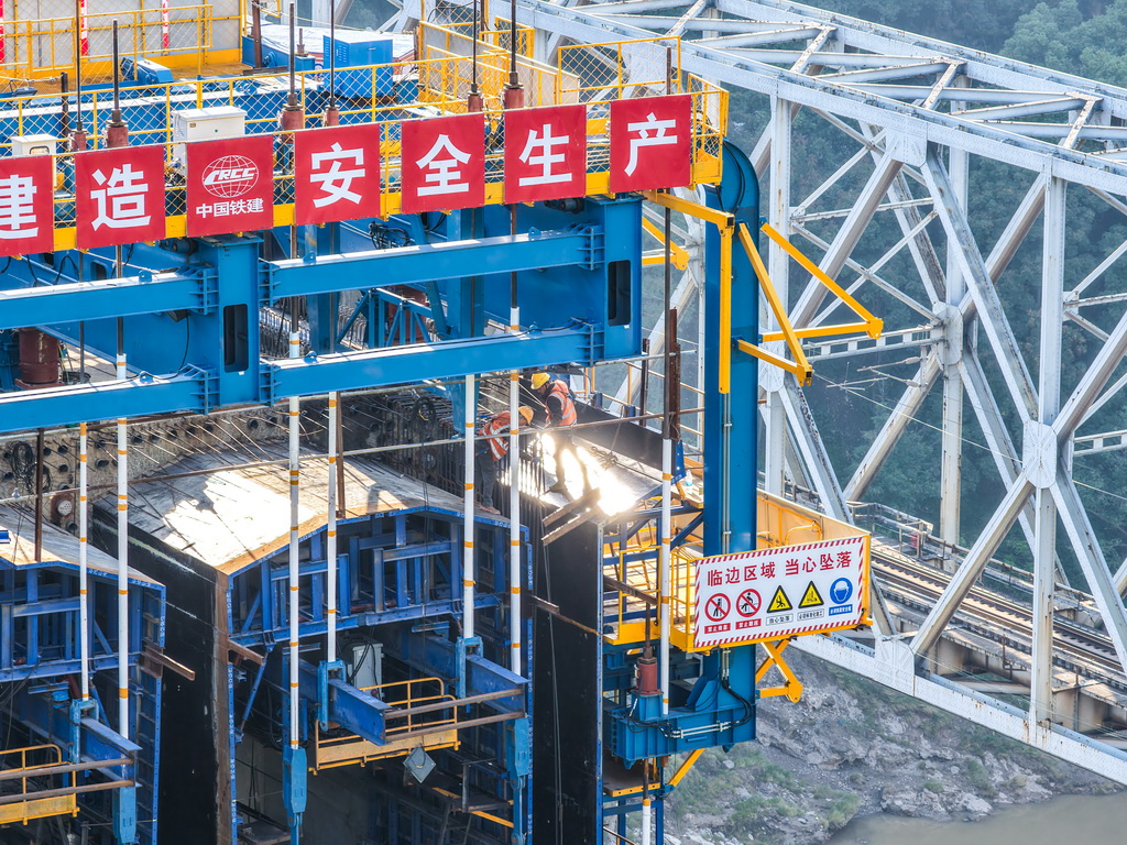 10月28日，工人在西渝高鐵嘉陵江特大橋建設現場施工作業（無人機照片）。