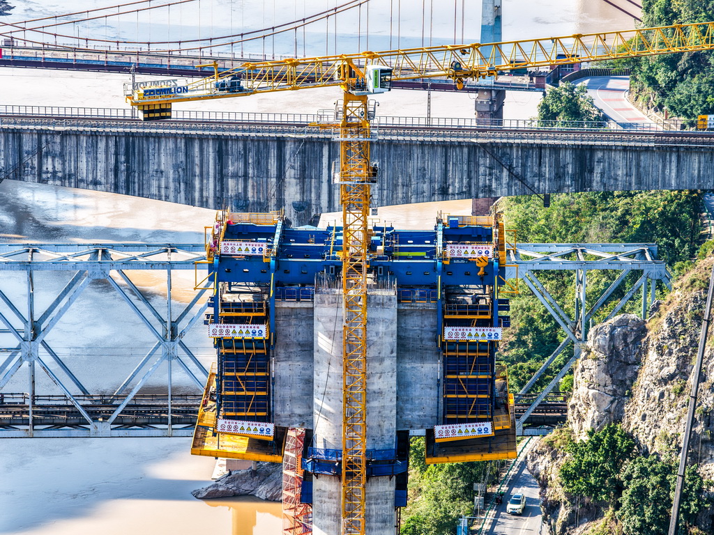 這是10月28日拍攝的西渝高鐵嘉陵江特大橋建設現場（無人機照片）。
