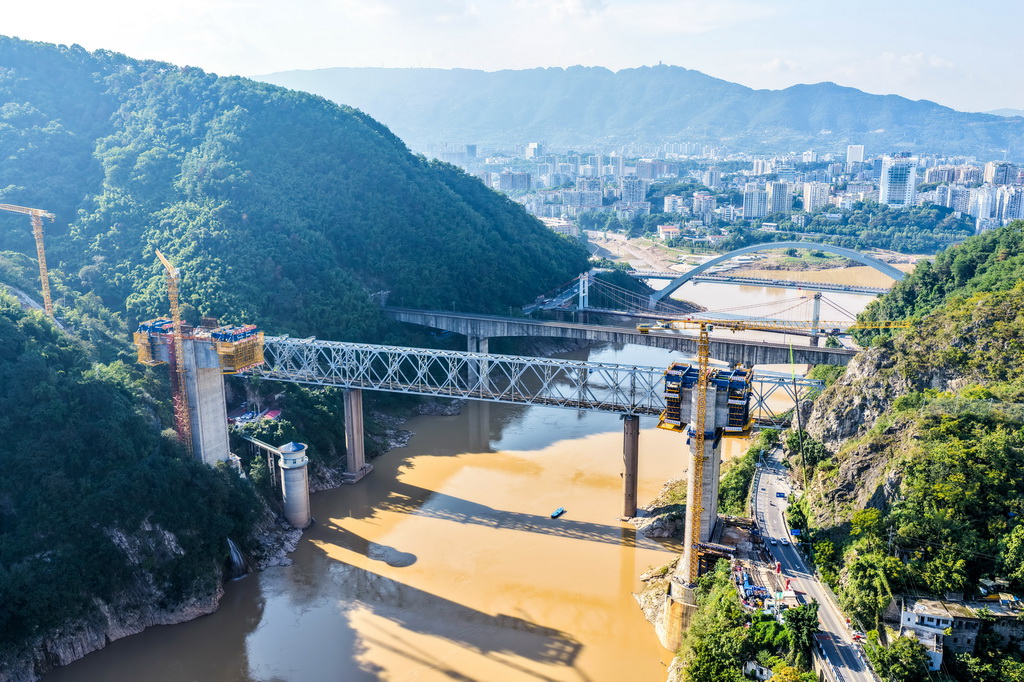 這是10月28日拍攝的西渝高鐵嘉陵江特大橋建設現場（無人機照片）。