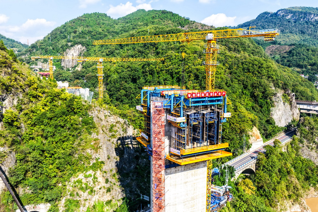 這是10月28日拍攝的西渝高鐵嘉陵江特大橋建設現場（無人機照片）。