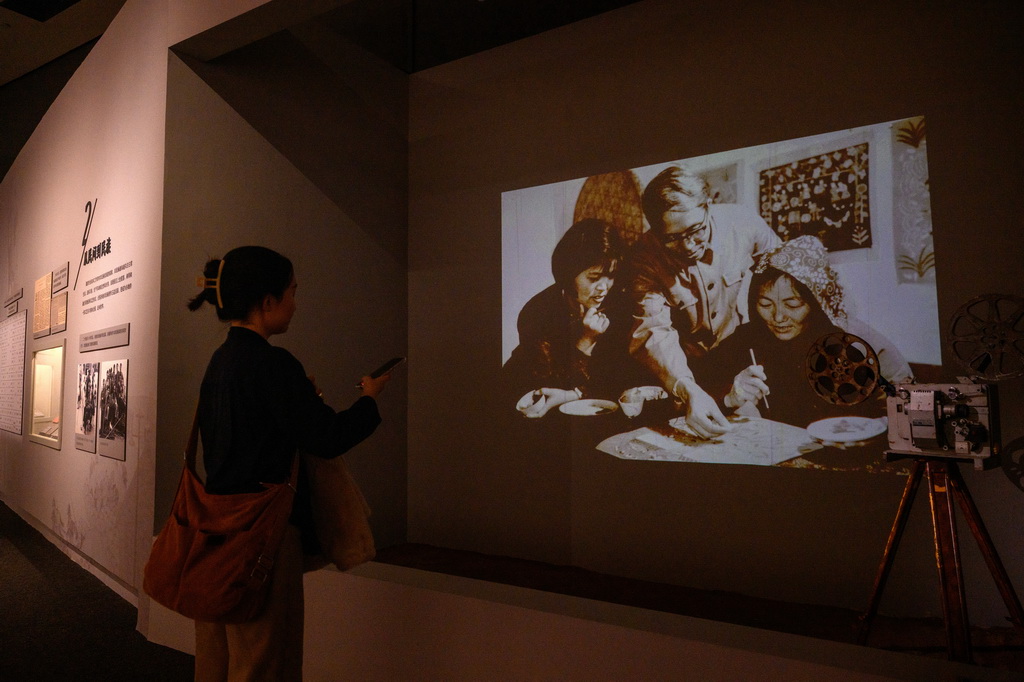 10月28日，觀眾觀看畫家指導農民繪畫的老照片。