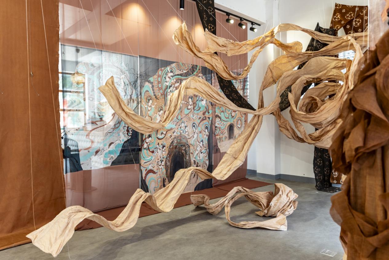 灣里村柿染藝術館內展示的柿染作品。王劍攝