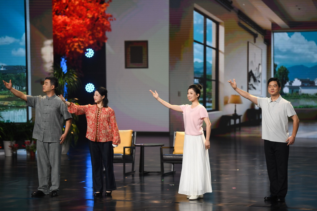 10月29日，演員在全國移風易俗優秀文藝節目展演上表演黃梅小戲《為“甜蜜”減負》。