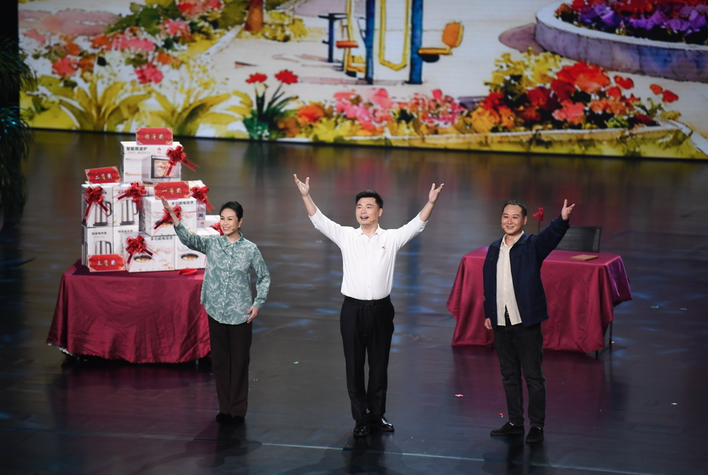 10月29日，演員在全國移風易俗優秀文藝節目展演上表演小品《文明兌獎》。