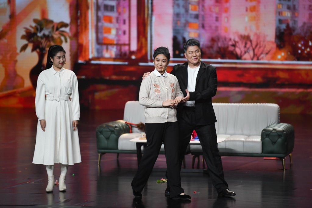 10月29日，演員在全國移風易俗優秀文藝節目展演上表演京劇小戲《婚姻大事》。