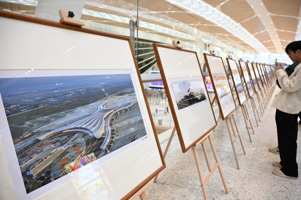 10月30日，在廣州白云機場T3航站樓內，市民在參觀攝影展。